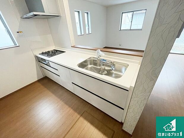 リビングと統一感があり、使い勝手のいいキッチン。広々としているので、二人並んで作業が出来ちゃいます。お子様と一緒に色々なお料理に挑戦できるスペースがあります。