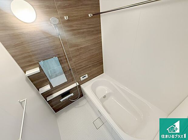 足をゆったり伸ばして寛げる浴槽です。浴室乾燥機も設置しているので、雨の日の洗濯物も安心です♪