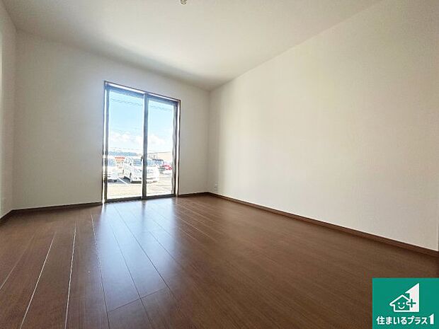 明るいリビングで朝の目覚めもスッキリできそう!対面キッチンでご家族のコミュニケーションも自然と増える設計!小さなお子様が遊ぶスペースを作っても広々とくつろげるLDK!