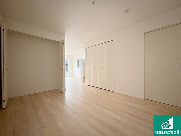 シンプルなリビングは、観葉植物等のインテリアを楽しめますね!パパ好みにも、ママ好みにも家具次第で雰囲気を変えることができます!