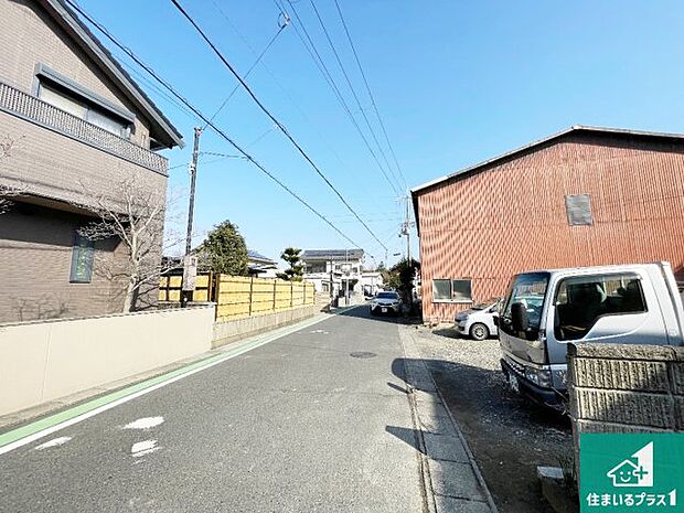 周辺は落ち着いた街並みの住宅地!子育てがしやすい住環境です!まだ未完成ですが、現地でしかわからない事もございます。是非一度ご覧ください。