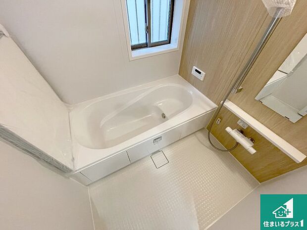足をゆったり伸ばして寛げる浴槽です。窓が設けられていますので差し込む光が明るく穏やかな雰囲気にしてくれます♪浴室乾燥機も設置しているので、雨の日の洗濯物も安心です♪