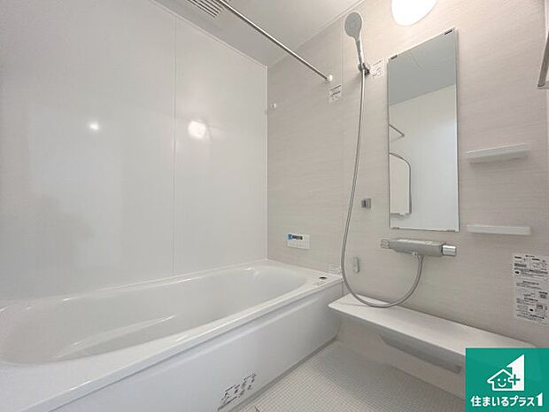 足をゆったり伸ばして寛げる浴槽です。窓が設けられていますので差し込む光が明るく穏やかな雰囲気にしてくれます♪浴室乾燥機も設置しているので、雨の日の洗濯物も安心です♪