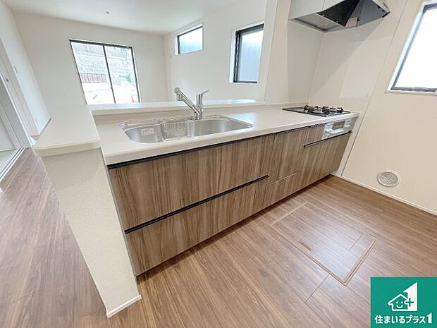 リビングと統一感があり、使い勝手のいいキッチン。広々としているので、二人並んで作業が出来ちゃいます。お子様と一緒に色々なお料理に挑戦できるスペースがあります。