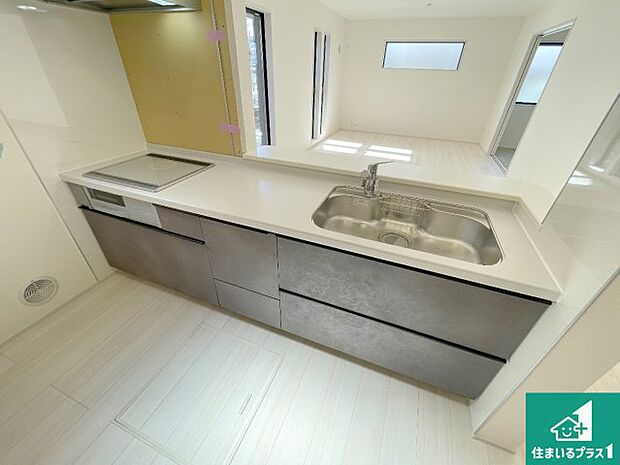 リビングと統一感があり、使い勝手のいいキッチン。広々としているので、二人並んで作業が出来ちゃいます。お子様と一緒に色々なお料理に挑戦できるスペースがあります。