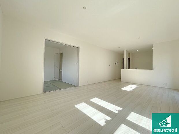 明るいリビングで朝の目覚めもスッキリできそう!対面キッチンでご家族のコミュニケーションも自然と増える設計!小さなお子様が遊ぶスペースを作っても広々とくつろげるLDK!