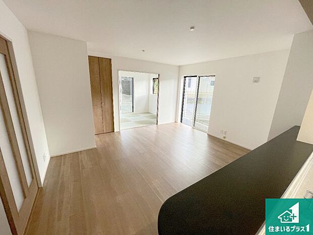 日当たり良好の明るいリビングで朝の目覚めもスッキリできそう!対面キッチンでご家族のコミュニケーションも自然と増える設計!小さなお子様が遊ぶスペースを作っても広々とくつろげるLDK!