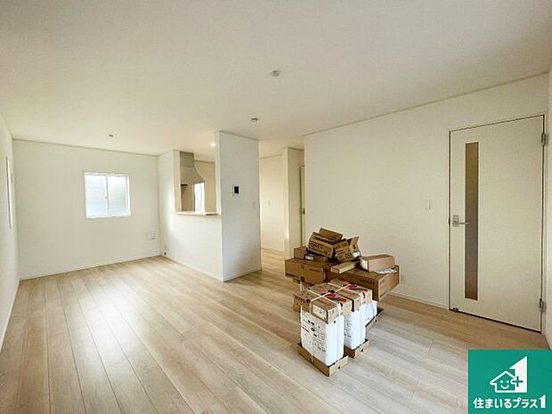 シンプルなリビングは、観葉植物等のインテリアを楽しめますね!パパ好みにも、ママ好みにも家具次第で雰囲気を変えることができます!