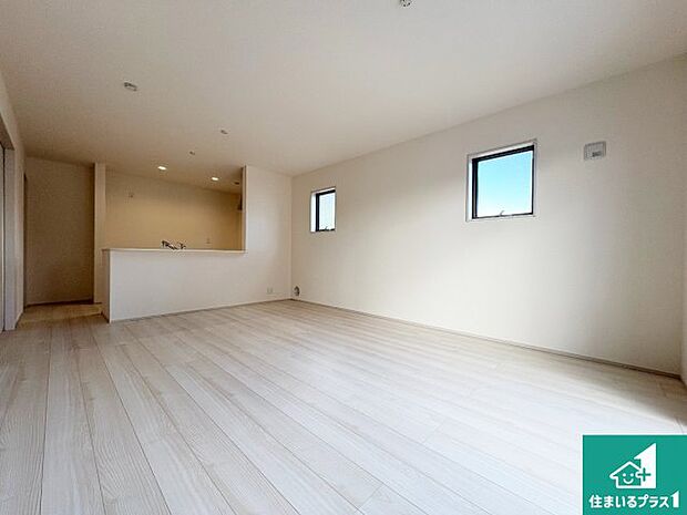 シンプルなリビングは、観葉植物等のインテリアを楽しめますね！パパ好みにも、ママ好みにも家具次第で雰囲気を変えることができます！