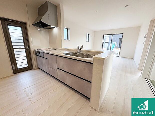 リビングと統一感があり、使い勝手のいいキッチン。広々としているので、二人並んで作業が出来ちゃいます。お子様と一緒に色々なお料理に挑戦できるスペースがあります。