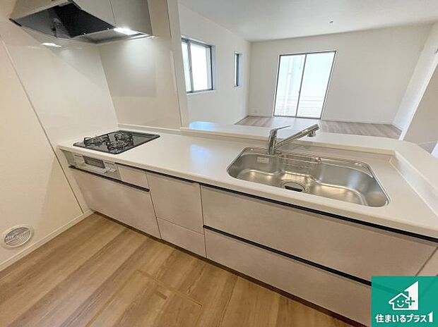 リビングと統一感があり、使い勝手のいいキッチン。広々としているので、二人並んで作業が出来ちゃいます。お子様と一緒に色々なお料理に挑戦できるスペースがあります。