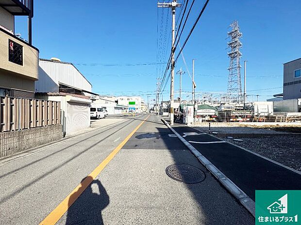 周辺は落ち着いた街並みの住宅地!子育てがしやすい住環境です!まだ未完成ですが、現地でしかわからない事もございます。是非一度ご覧ください。