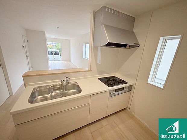 リビングと統一感があり、使い勝手のいいキッチン。広々としているので、二人並んで作業が出来ちゃいます。お子様と一緒に色々なお料理に挑戦できるスペースがあります。