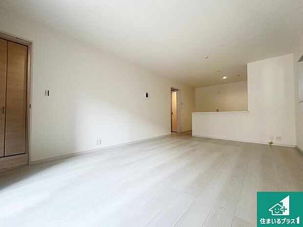 シンプルなリビングは、観葉植物等のインテリアを楽しめますね!パパ好みにも、ママ好みにも家具次第で雰囲気を変えることができます!