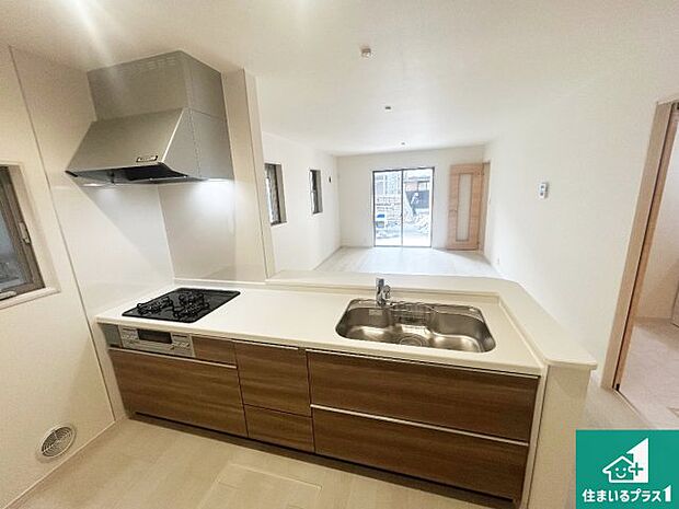 リビングと統一感があり、使い勝手のいいキッチン。広々としているので、二人並んで作業が出来ちゃいます。お子様と一緒に色々なお料理に挑戦できるスペースがあります。