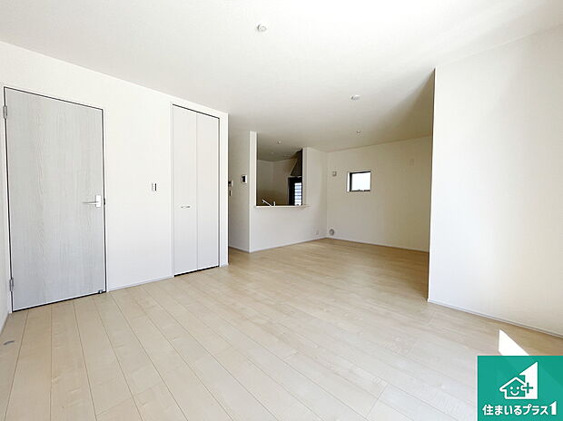 シンプルなリビングは、観葉植物等のインテリアを楽しめますね!パパ好みにも、ママ好みにも家具次第で雰囲気を変えることができます!