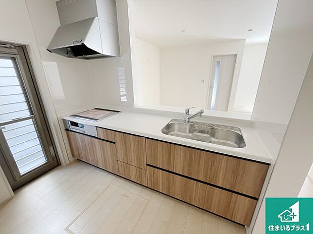 リビングと統一感があり、使い勝手のいいキッチン。広々としているので、二人並んで作業が出来ちゃいます。お子様と一緒に色々なお料理に挑戦できるスペースがあります。