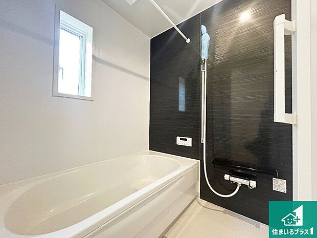 足をゆったり伸ばして寛げる浴槽です。窓が設けられていますので差し込む光が明るく穏やかな雰囲気にしてくれます♪浴室乾燥機も設置しているので、雨の日の洗濯物も安心です♪