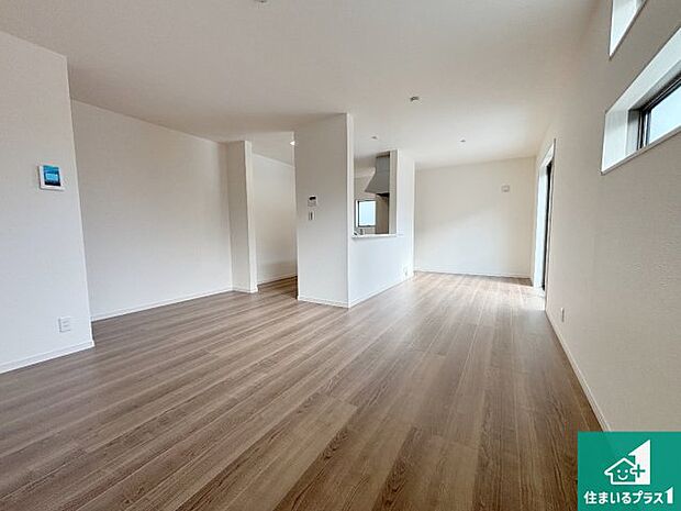 シンプルなリビングは、観葉植物等のインテリアを楽しめますね!パパ好みにも、ママ好みにも家具次第で雰囲気を変えることができます!