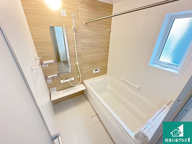 足をゆったり伸ばして寛げる浴槽です。窓が設けられていますので差し込む光が明るく穏やかな雰囲気にしてくれます♪浴室乾燥機も設置しているので、雨の日の洗濯物も安心です♪