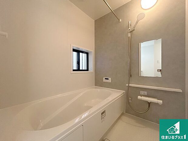 足をゆったり伸ばして寛げる浴槽です。窓が設けられていますので差し込む光が明るく穏やかな雰囲気にしてくれます♪浴室乾燥機も設置しているので、雨の日の洗濯物も安心です♪