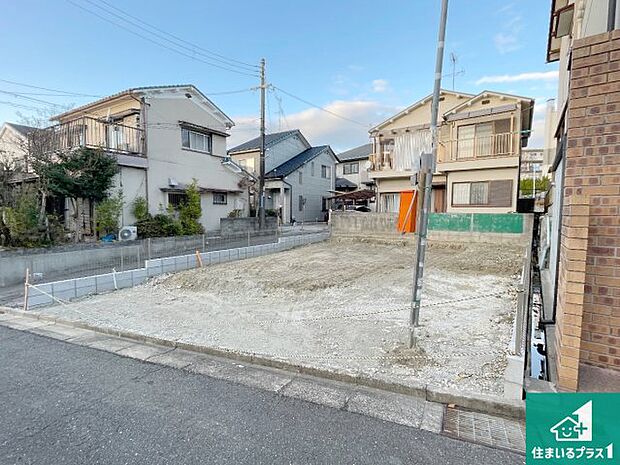 周辺は落ち着いた街並みの住宅地！子育てがしやすい住環境です！まだ未完成ですが、現地でしかわからない事もございます。是非一度ご覧ください。