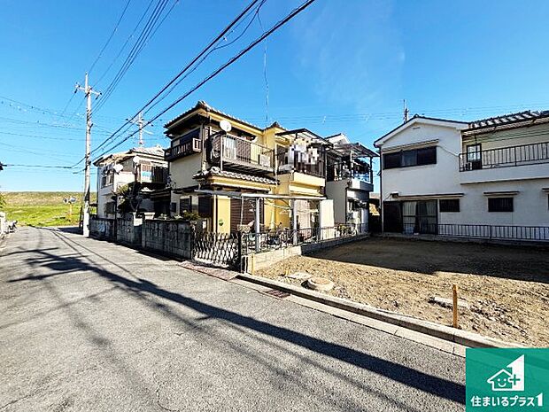 周辺は落ち着いた街並みの住宅地!子育てがしやすい住環境です!まだ未完成ですが、現地でしかわからない事もございます。是非一度ご覧ください。