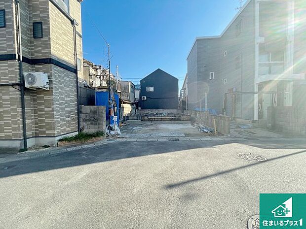 周辺は落ち着いた街並みの住宅地!子育てがしやすい住環境です!まだ未完成ですが、現地でしかわからない事もございます。是非一度ご覧ください。