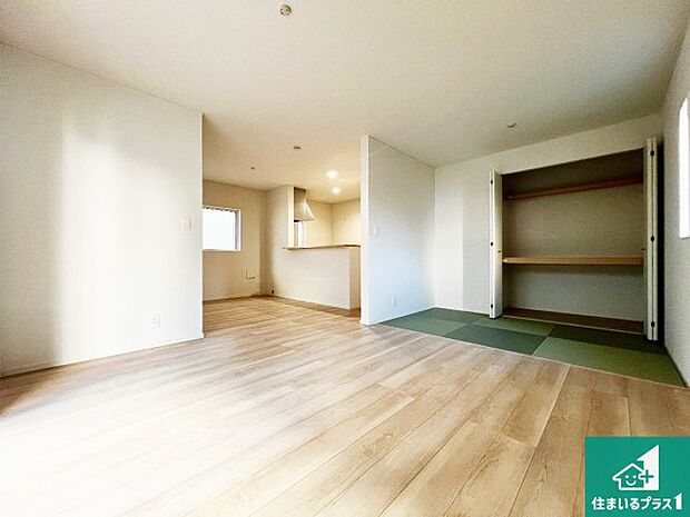 シンプルなリビングは、観葉植物等のインテリアを楽しめますね！パパ好みにも、ママ好みにも家具次第で雰囲気を変えることができます！