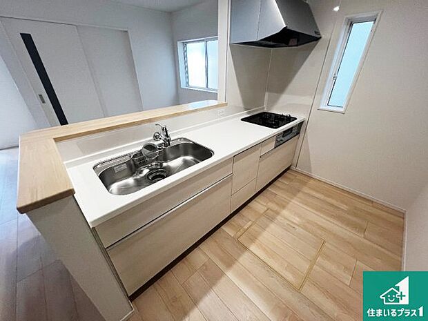 リビングと統一感があり、使い勝手のいいキッチン。広々としているので、二人並んで作業が出来ちゃいます。お子様と一緒に色々なお料理に挑戦できるスペースがあります。