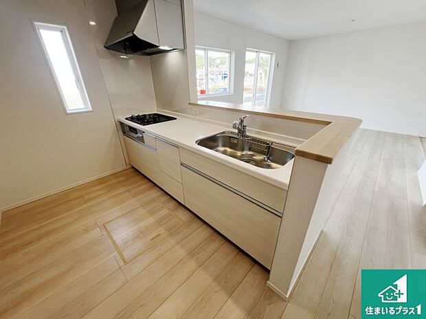 リビングと統一感があり、使い勝手のいいキッチン。広々としているので、二人並んで作業が出来ちゃいます。お子様と一緒に色々なお料理に挑戦できるスペースがあります。