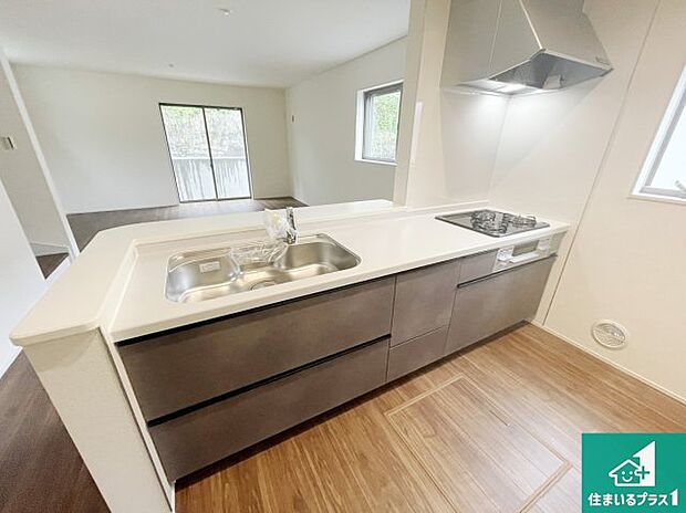 リビングと統一感があり、使い勝手のいいキッチン。広々としているので、二人並んで作業が出来ちゃいます。お子様と一緒に色々なお料理に挑戦できるスペースがあります。