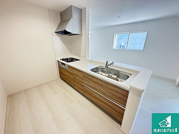 リビングと統一感があり、使い勝手のいいキッチン。広々としているので、二人並んで作業が出来ちゃいます。お子様と一緒に色々なお料理に挑戦できるスペースがあります。