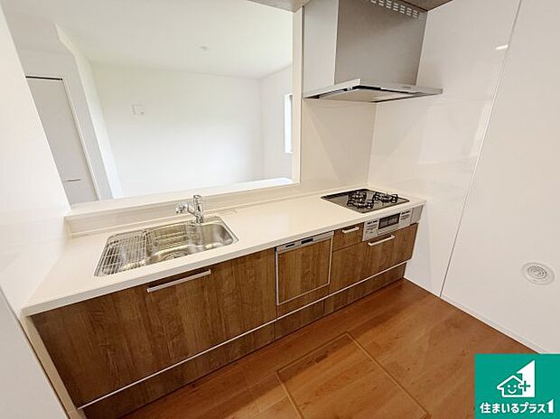 リビングと統一感があり、使い勝手のいいキッチン。広々としているので、二人並んで作業が出来ちゃいます。お子様と一緒に色々なお料理に挑戦できるスペースがあります。