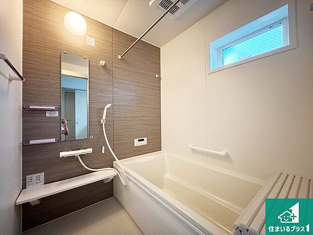 足をゆったり伸ばして寛げる浴槽です。窓が設けられていますので差し込む光が明るく穏やかな雰囲気にしてくれます♪浴室乾燥機も設置しているので、雨の日の洗濯物も安心です♪