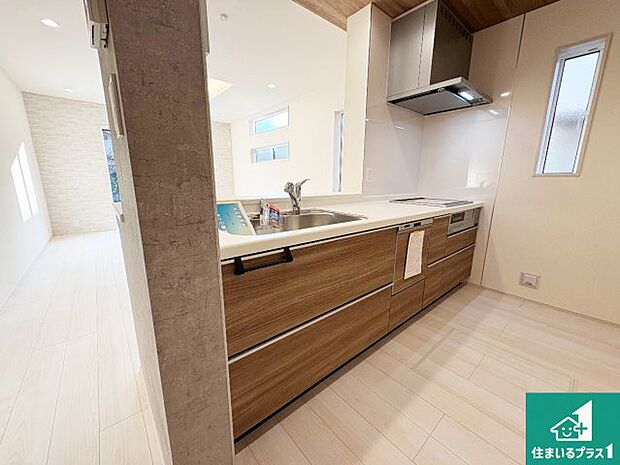 リビングと統一感があり、使い勝手のいいキッチン。広々としているので、二人並んで作業が出来ちゃいます。お子様と一緒に色々なお料理に挑戦できるスペースがあります。