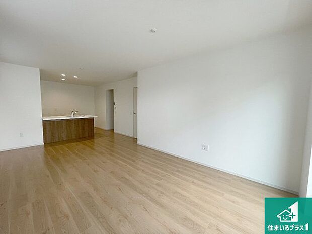 シンプルなリビングは、観葉植物等のインテリアを楽しめますね！パパ好みにも、ママ好みにも家具次第で雰囲気を変えることができます！