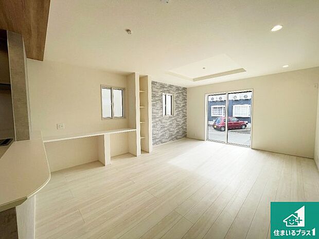 明るいリビングで朝の目覚めもスッキリできそう!対面キッチンでご家族のコミュニケーションも自然と増える設計!小さなお子様が遊ぶスペースを作っても広々とくつろげるLDK!