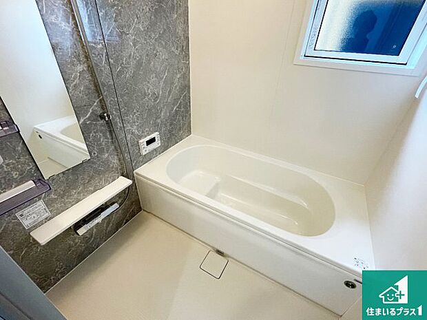 足をゆったり伸ばして寛げる浴槽です。窓が設けられていますので差し込む光が明るく穏やかな雰囲気にしてくれます♪浴室乾燥機も設置しているので、雨の日の洗濯物も安心です♪