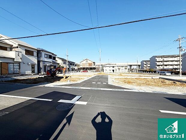周辺は落ち着いた街並みの住宅地!子育てがしやすい住環境です!まだ未完成ですが、現地でしかわからない事もございます。是非一度ご覧ください。