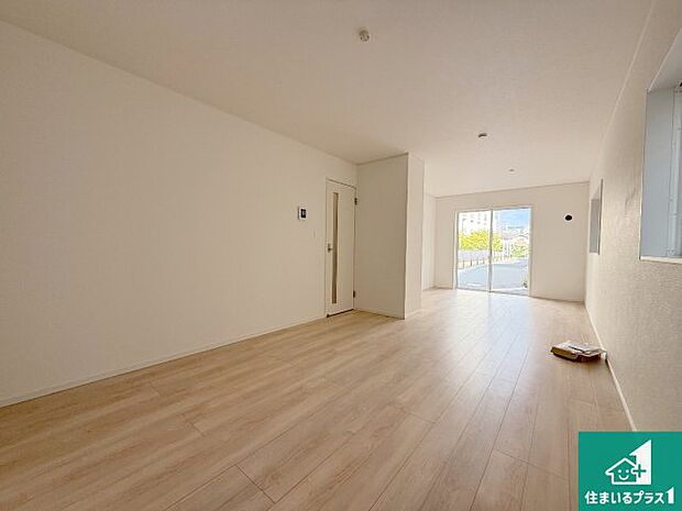 シンプルなリビングは、観葉植物等のインテリアを楽しめますね!パパ好みにも、ママ好みにも家具次第で雰囲気を変えることができます!