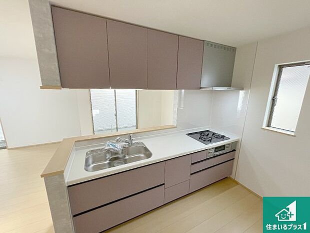 リビングと統一感があり、使い勝手のいいキッチン。広々としているので、二人並んで作業が出来ちゃいます。お子様と一緒に色々なお料理に挑戦できるスペースがあります。