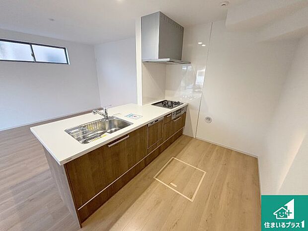 リビングと統一感があり、使い勝手のいいキッチン。広々としているので、二人並んで作業が出来ちゃいます。お子様と一緒に色々なお料理に挑戦できるスペースがあります。