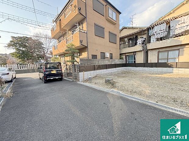 周辺は落ち着いた街並みの住宅地！子育てがしやすい住環境です！まだ未完成ですが、現地でしかわからない事もございます。是非一度ご覧ください。