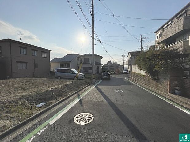 周辺は落ち着いた街並みの住宅地！子育てがしやすい住環境です！まだ未完成ですが、現地でしかわからない事もございます。是非一度ご覧ください。