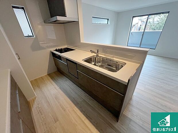 リビングと統一感があり、使い勝手のいいキッチン。広々としているので、二人並んで作業が出来ちゃいます。お子様と一緒に色々なお料理に挑戦できるスペースがあります。