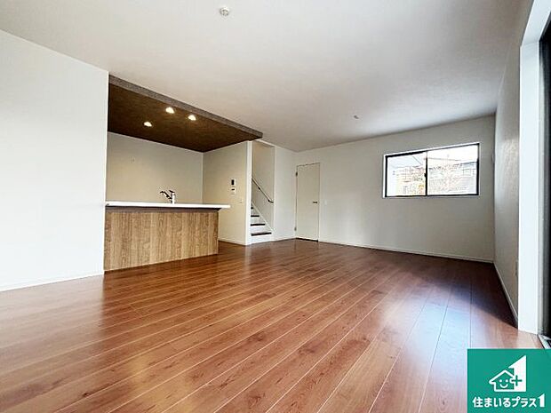 シンプルなリビングは、観葉植物等のインテリアを楽しめますね!パパ好みにも、ママ好みにも家具次第で雰囲気を変えることができます!