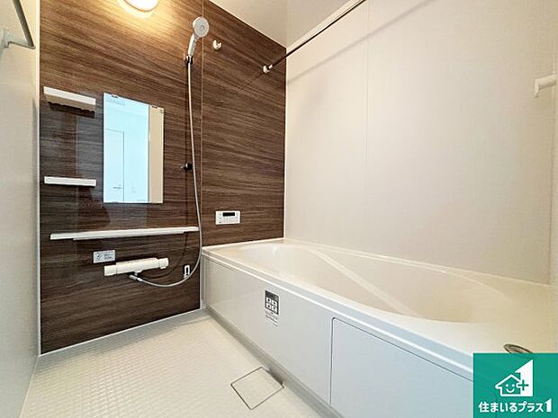 足をゆったり伸ばして寛げる浴槽です。窓が設けられていますので差し込む光が明るく穏やかな雰囲気にしてくれます♪浴室乾燥機も設置しているので、雨の日の洗濯物も安心です♪