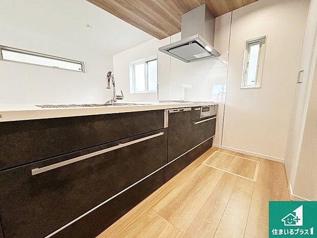 収納豊富！浄水器付きキッチン！お子さまの様子を見ながらお料理を楽しむことができますね。家族のコミュニケーションが増え会話もはずみそう！