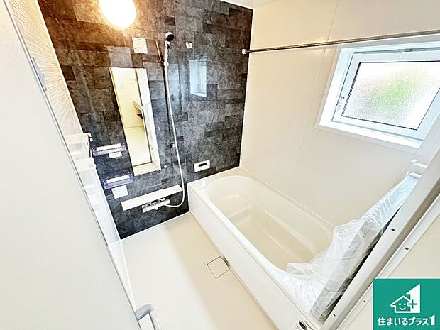 足をゆったり伸ばして寛げる浴槽です。窓が設けられていますので差し込む光が明るく穏やかな雰囲気にしてくれます♪浴室乾燥機も設置しているので、雨の日の洗濯物も安心です♪